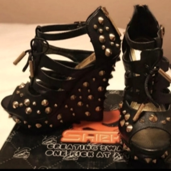 SHIEKH Gold Studded Black Wedges - Picture 4 of 5